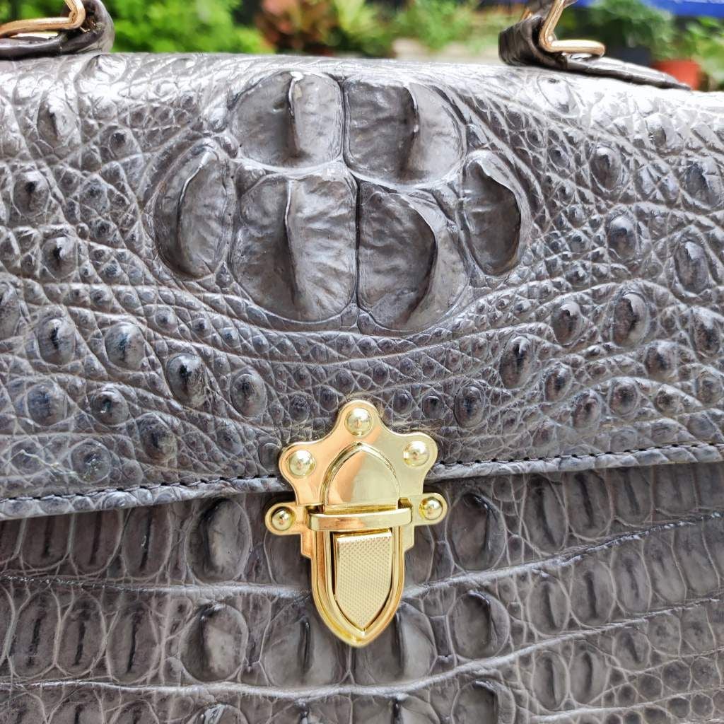 Túi xách CÁ SẤU XÁM TRO rất đẹp. Khóa phong cách Hoàng Gia!