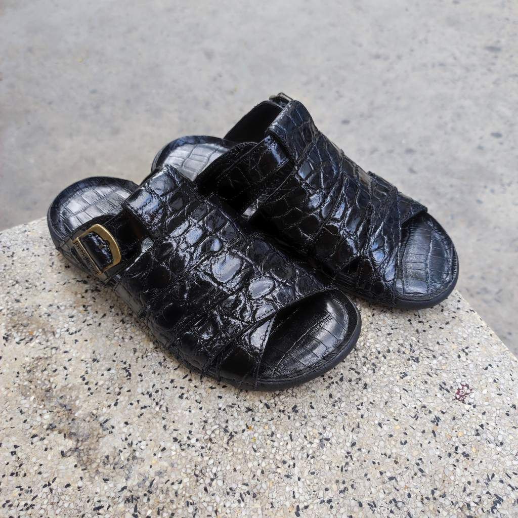 Sandal đế mới mang rất nhẹ nhàng. Da cá sấu thủ công siêu bền!