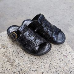 Sandal đế mới mang rất nhẹ nhàng. Da cá sấu thủ công siêu bền!