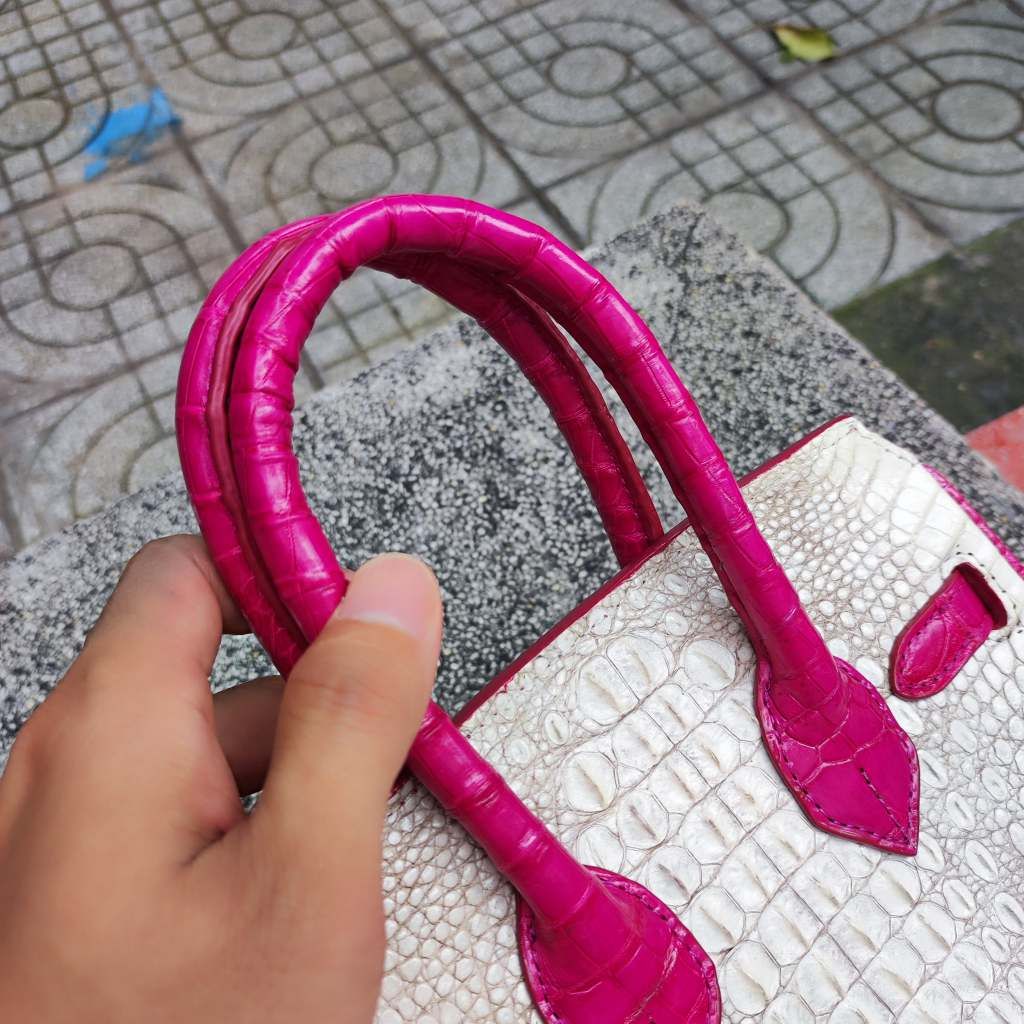 PHIÊN BẢN ĐẶC BIỆT... Túi xách cá sấu nữ màu Trắng tro. May phối màu hường đẹp quyến rũ!