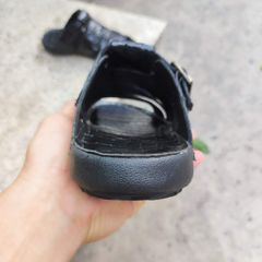 Sandal đế mới mang rất nhẹ nhàng. Da cá sấu thủ công siêu bền!