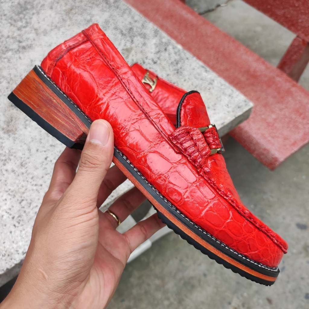Giày nam Da cá sấu đỏ tươi nổi bật. Kiểu dáng trẻ trung thời thượng!