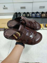 Sandal đế mới mang rất thoải mái. Da cá sấu thủ công siêu bền!