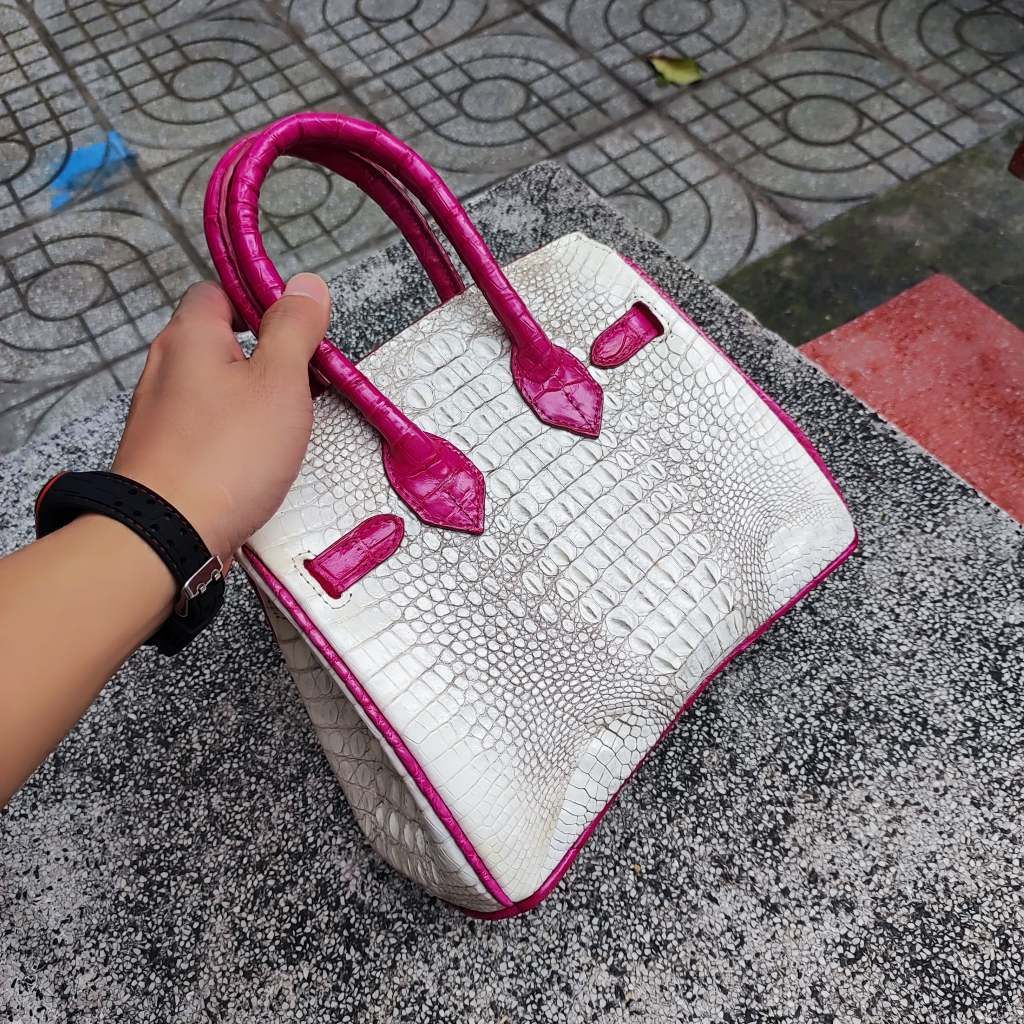 PHIÊN BẢN ĐẶC BIỆT... Túi xách cá sấu nữ màu Trắng tro. May phối màu hường đẹp quyến rũ!