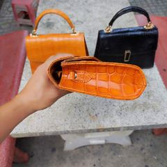 Cầm tay nữ có dây đeo đeo vai tiện lợi. Da bụng cá sấu màu Cam!