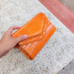 Cầm tay nữ có dây đeo đeo vai tiện lợi. Da bụng cá sấu màu Cam!