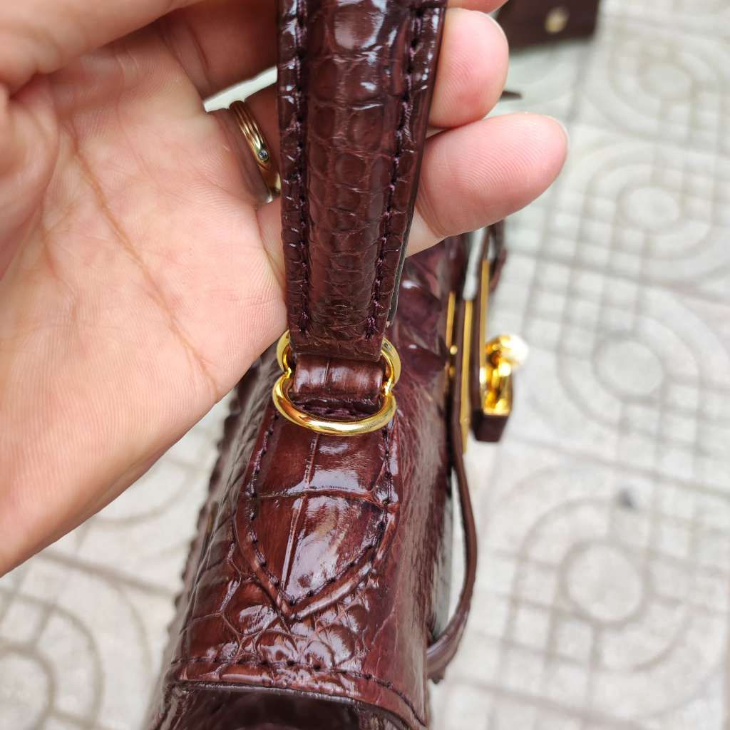Túi xách nữ Da cá sấu có dây đeo. Size 25cm rất vừa!