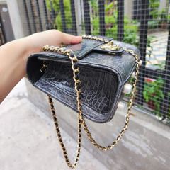 Túi nữ Da cá sấu xám tro siêu dễ thương. Dây đeo kim loại sang chảnh!