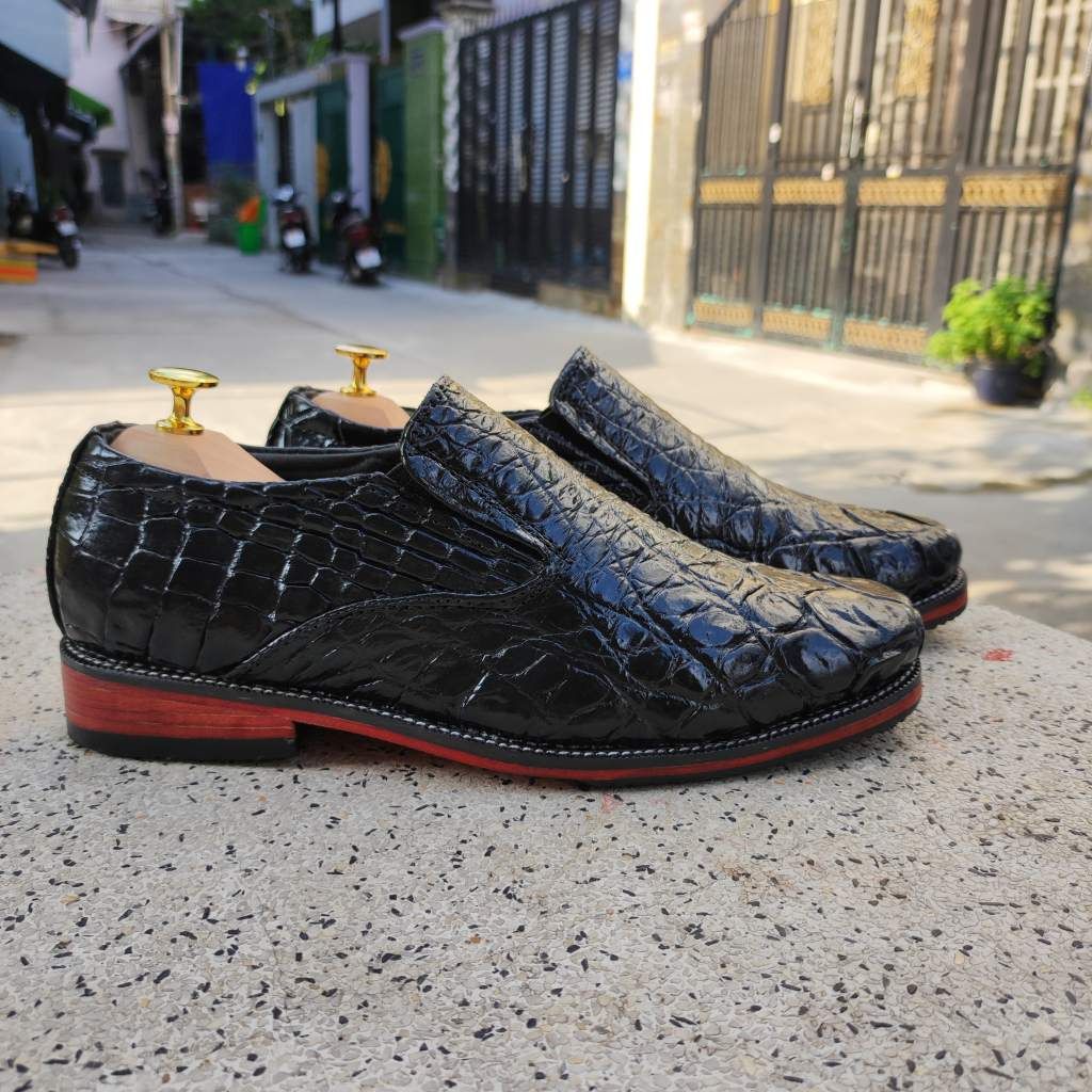 Giày cá sấu. Da chân cá sấu già siêu bền!