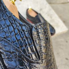 Giày cá sấu. Da chân cá sấu già siêu bền!