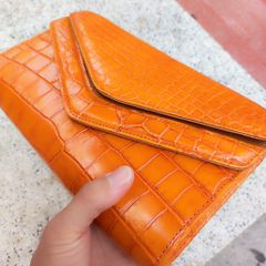 Cầm tay nữ có dây đeo đeo vai tiện lợi. Da bụng cá sấu màu Cam!
