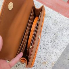 Cầm tay nữ có dây đeo đeo vai tiện lợi. Da bụng cá sấu màu Cam!