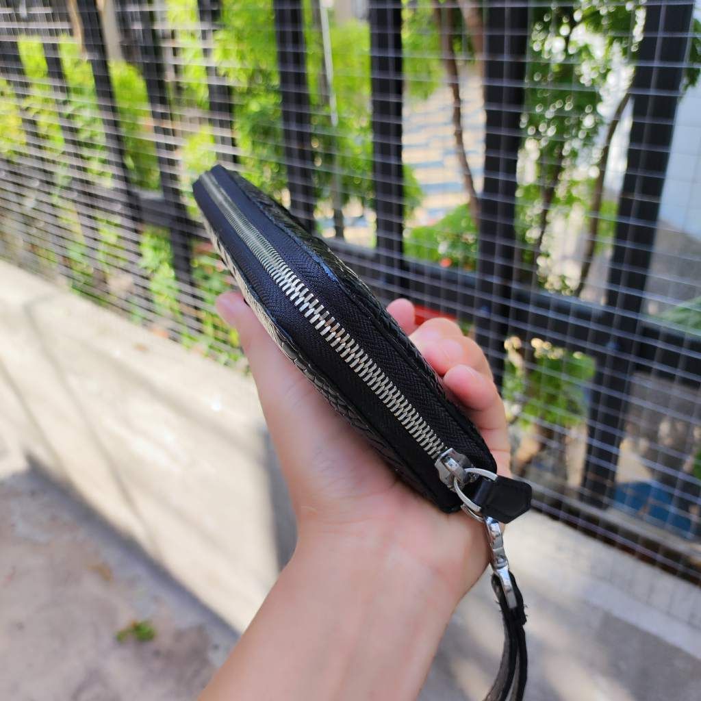 Ví cầm tay gai lưng cá sấu 1 khóa màu đen!