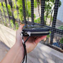 Ví cầm tay gai lưng cá sấu 1 khóa màu đen!