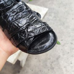 Sandal đế mới mang rất nhẹ nhàng. Da cá sấu thủ công siêu bền!