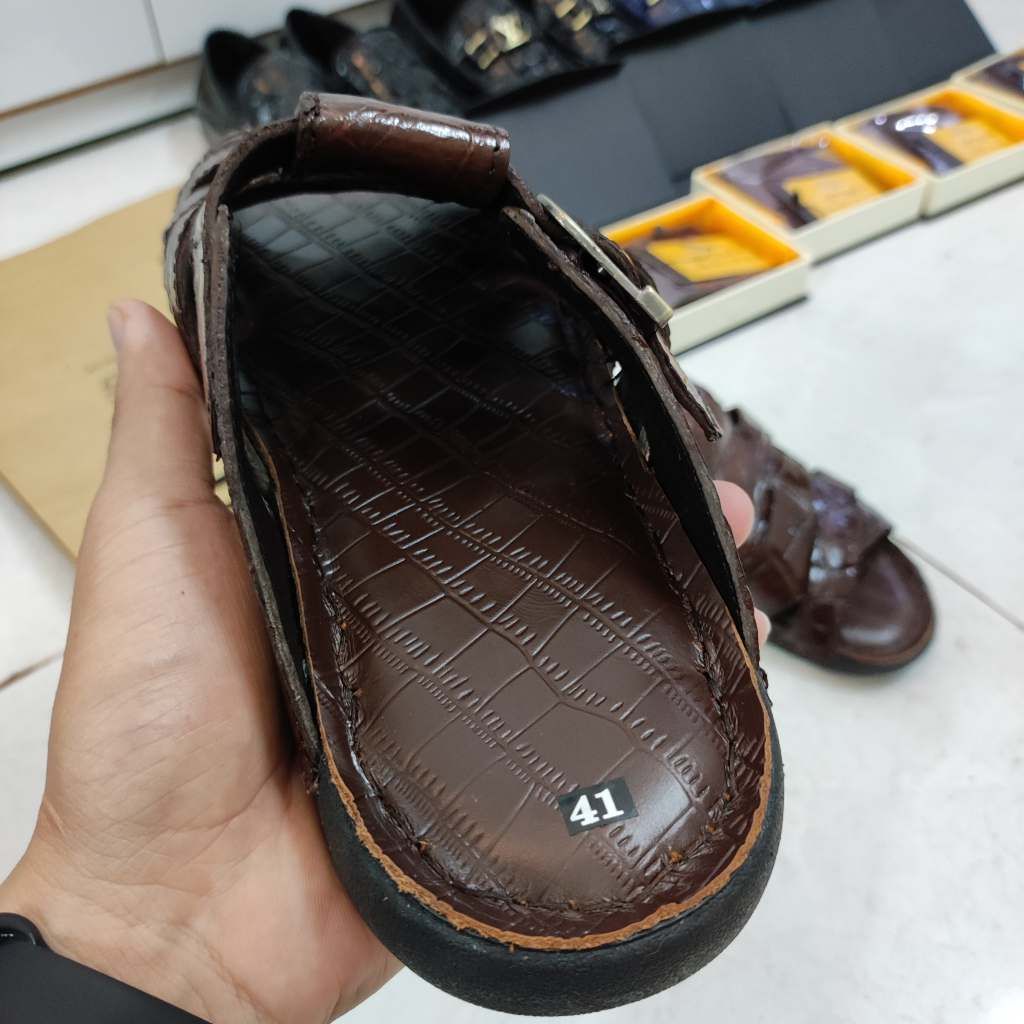 Sandal đế mới mang rất thoải mái. Da cá sấu thủ công siêu bền!
