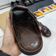 Sandal đế mới mang rất thoải mái. Da cá sấu thủ công siêu bền!