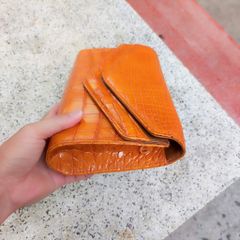 Cầm tay nữ có dây đeo đeo vai tiện lợi. Da bụng cá sấu màu Cam!