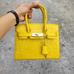 Túi xách nữ cắt may thủ công. Da cá sấu màu vàng đẹp nổi bật!