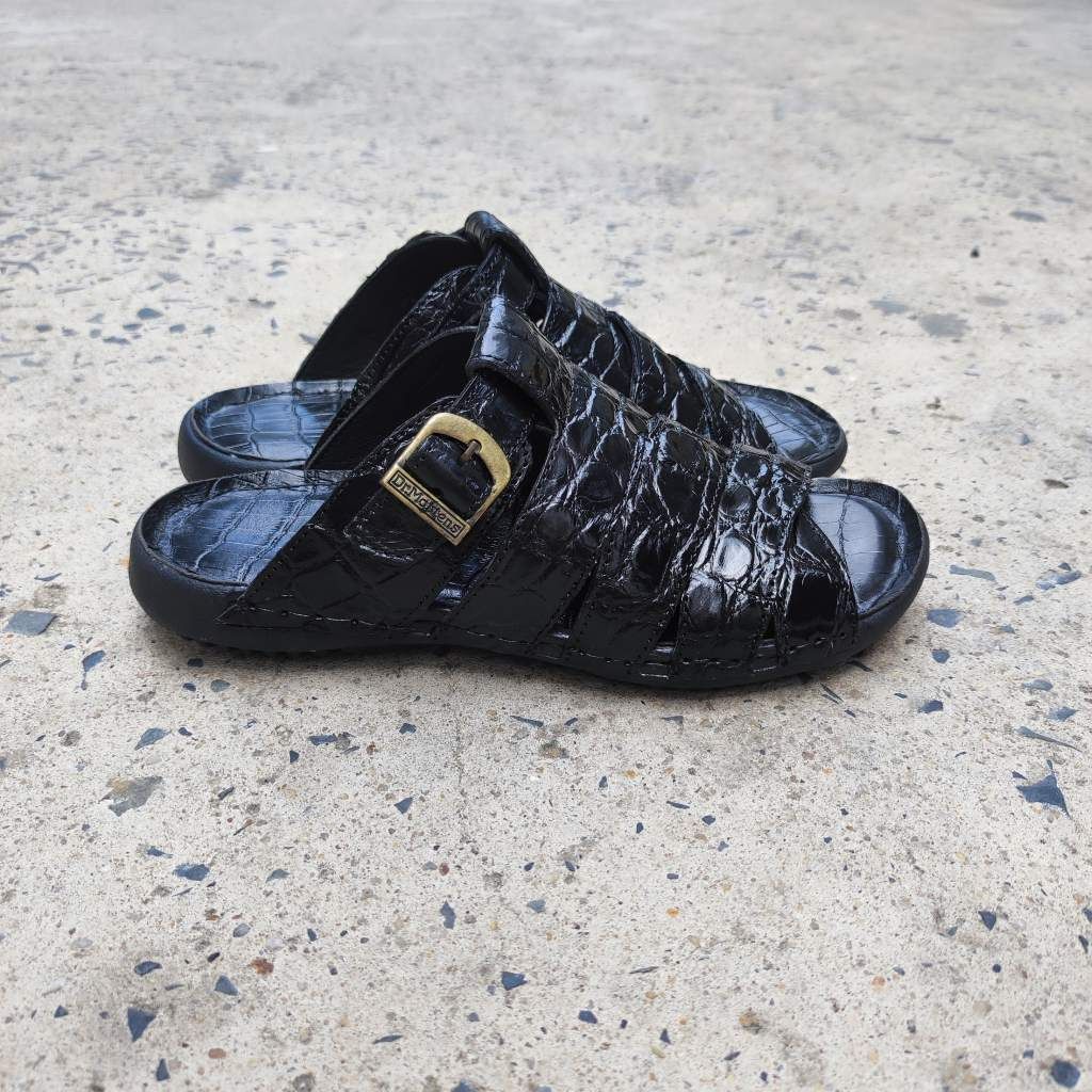 Sandal đế mới mang rất nhẹ nhàng. Da cá sấu thủ công siêu bền!
