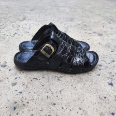 Sandal đế mới mang rất nhẹ nhàng. Da cá sấu thủ công siêu bền!