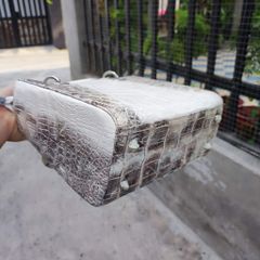 Túi xách nữ có dây đeo sang trọng. Da cá sấu Himalaya rất hiếm!