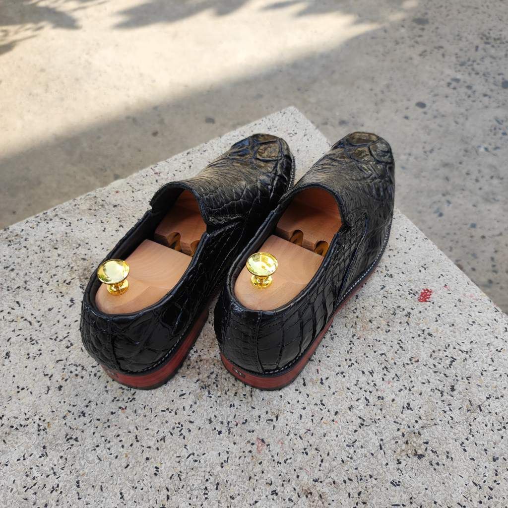 Giày cá sấu. Da chân cá sấu già siêu bền!