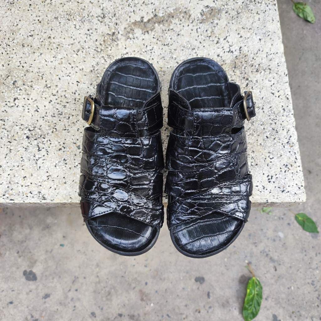 Sandal đế mới mang rất nhẹ nhàng. Da cá sấu thủ công siêu bền!