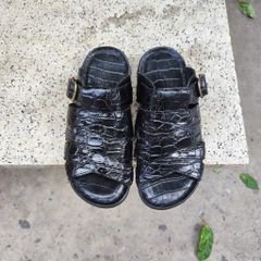 Sandal đế mới mang rất nhẹ nhàng. Da cá sấu thủ công siêu bền!