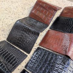 Ví cá sấu dáng đứng MINI 2 mặt. Size 10.5*8.5 cm. Gù gai cá sấu nhỏ rất đẹp!
