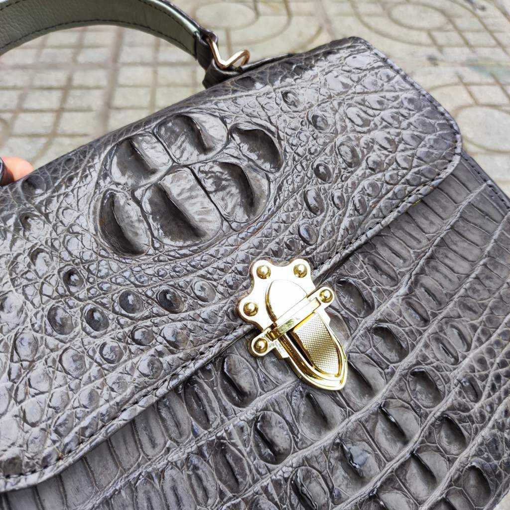 Túi xách CÁ SẤU XÁM TRO rất đẹp. Khóa phong cách Hoàng Gia!