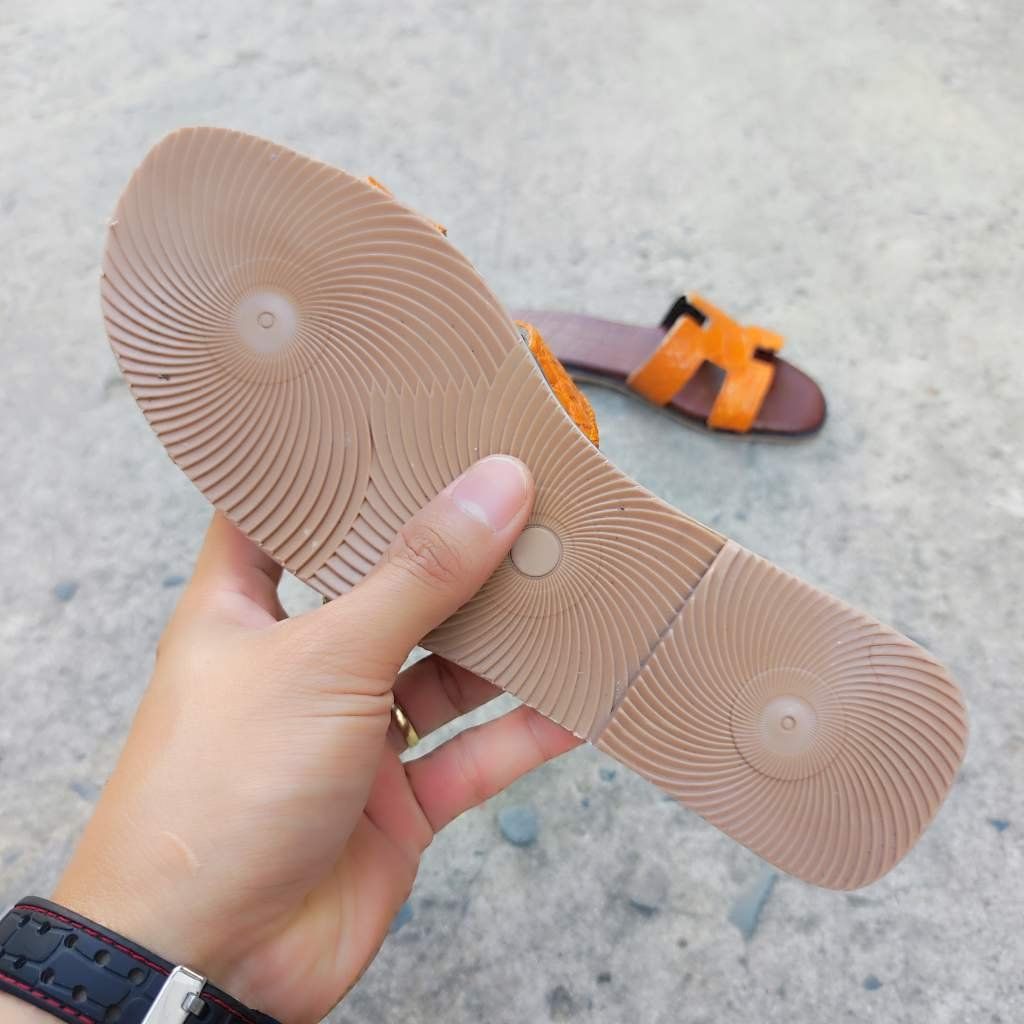 Dép nữ CHỮ H da cá sấu vàng đẹp nổi bật!