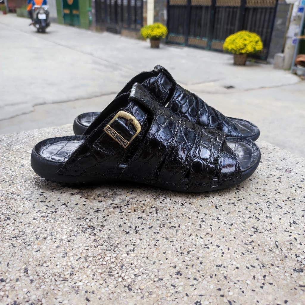 Sandal đế mới mang rất nhẹ nhàng. Da cá sấu thủ công siêu bền!