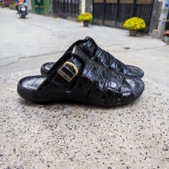 Sandal đế mới mang rất nhẹ nhàng. Da cá sấu thủ công siêu bền!