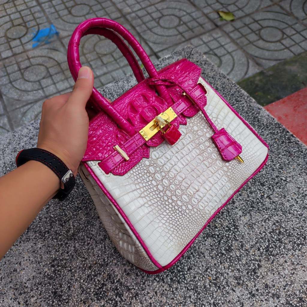 PHIÊN BẢN ĐẶC BIỆT... Túi xách cá sấu nữ màu Trắng tro. May phối màu hường đẹp quyến rũ!