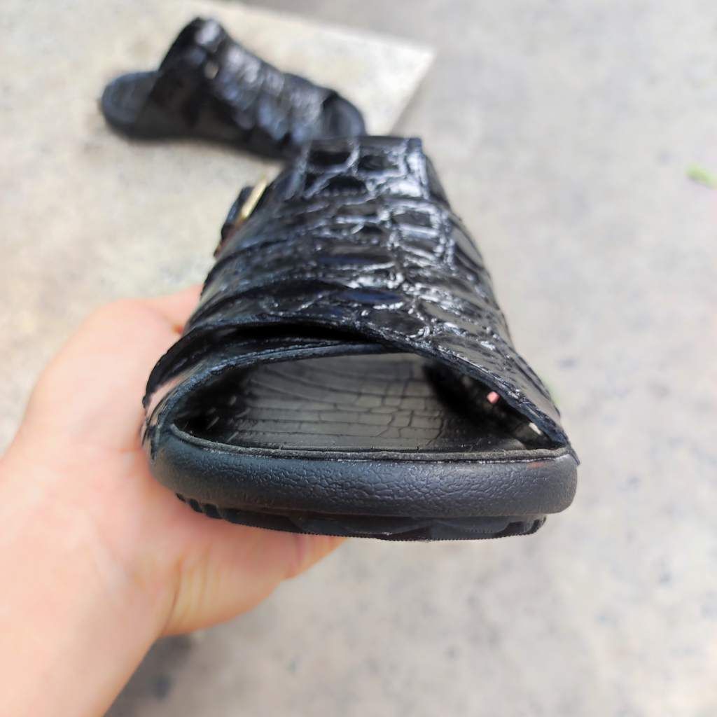 Sandal đế mới mang rất nhẹ nhàng. Da cá sấu thủ công siêu bền!