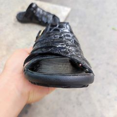 Sandal đế mới mang rất nhẹ nhàng. Da cá sấu thủ công siêu bền!