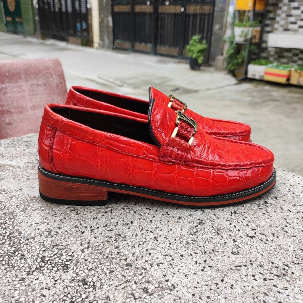 Giày nam Da cá sấu đỏ tươi nổi bật. Kiểu dáng trẻ trung thời thượng!