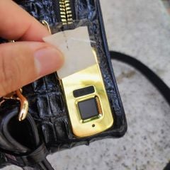 Clutch xách tay nhỏ gọn có dây đeo. Khóa VÂN TAY và miễn phí KHẮC TÊN chính chủ!