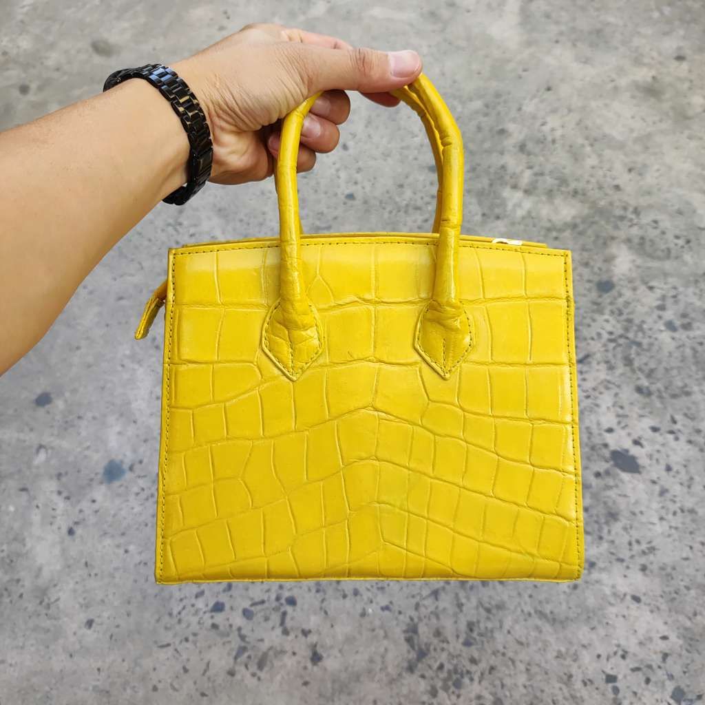 Túi xách nữ cắt may thủ công. Da cá sấu màu vàng đẹp nổi bật!