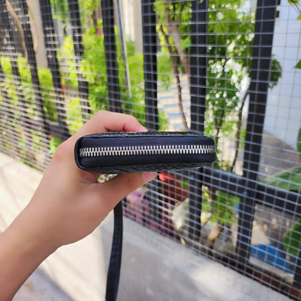 Ví cầm tay gai lưng cá sấu 1 khóa màu đen!