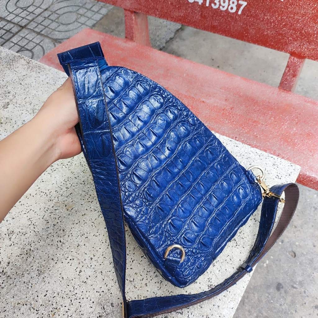 Túi đeo chéo Nam cá tính. Da cá sấu xanh Navy đẹp nổi bật!