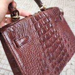 Túi xách nữ Da cá sấu có dây đeo. Size 25cm rất vừa!