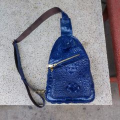 Túi đeo chéo Nam cá tính. Da cá sấu xanh Navy đẹp nổi bật!