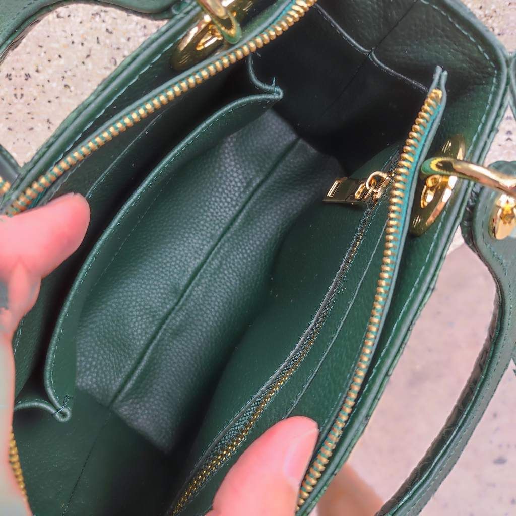Túi nữ da cá sấu Xanh rêu phối phụ kiện siêu đẹp. Size 25 vừa vặn!