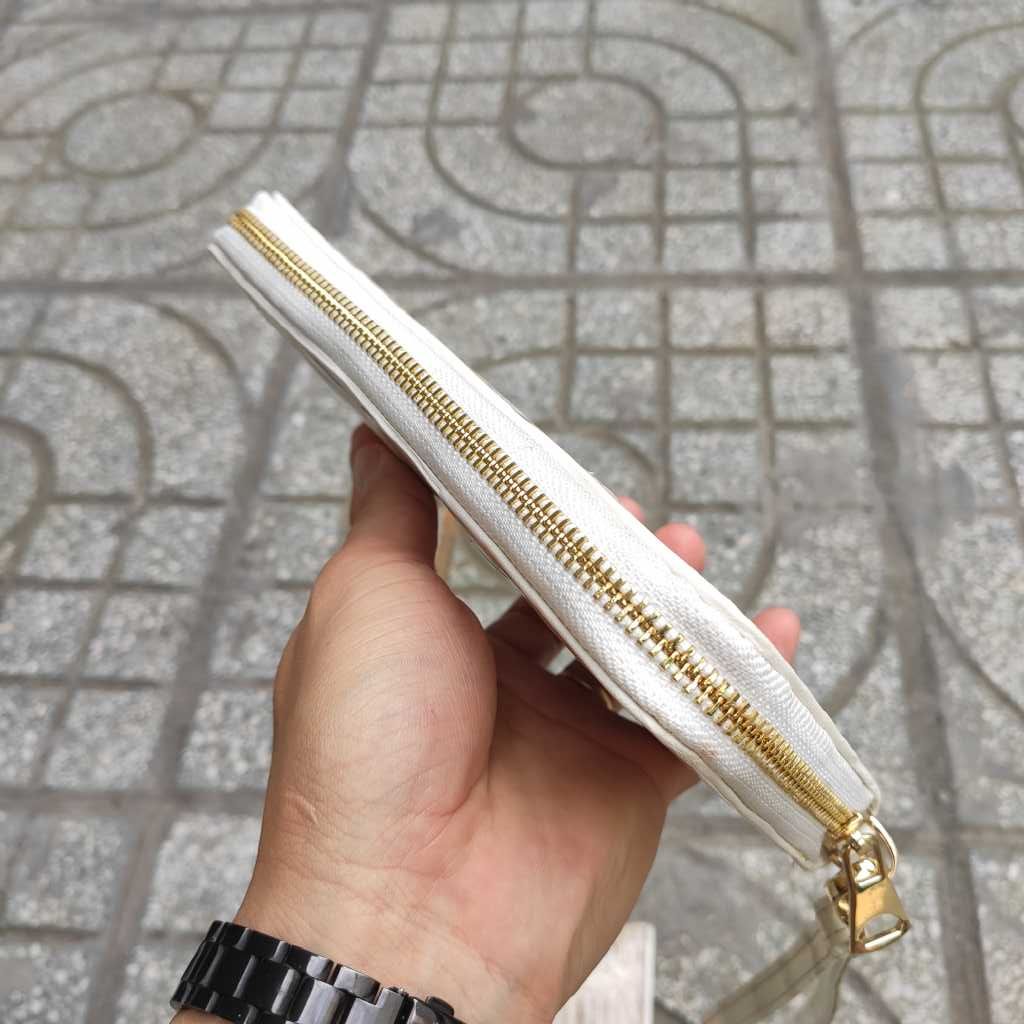 Cầm tay nam nữ thiết kế 1 Khóa nhỏ gọn Tiện dụng. Da bụng cá sấu Trắng bạch tạng!