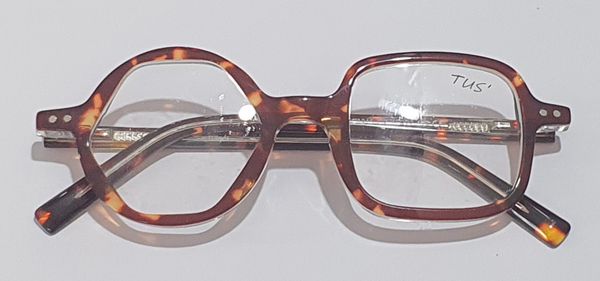  Gọng nhựa Tus' dáng tròn ngoài tròng lục giác và bên vuông FG 1215 