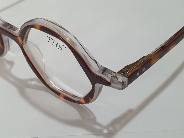  Gọng nhựa Tus' dáng tròn ngoài tròng lục giác FG 1212 