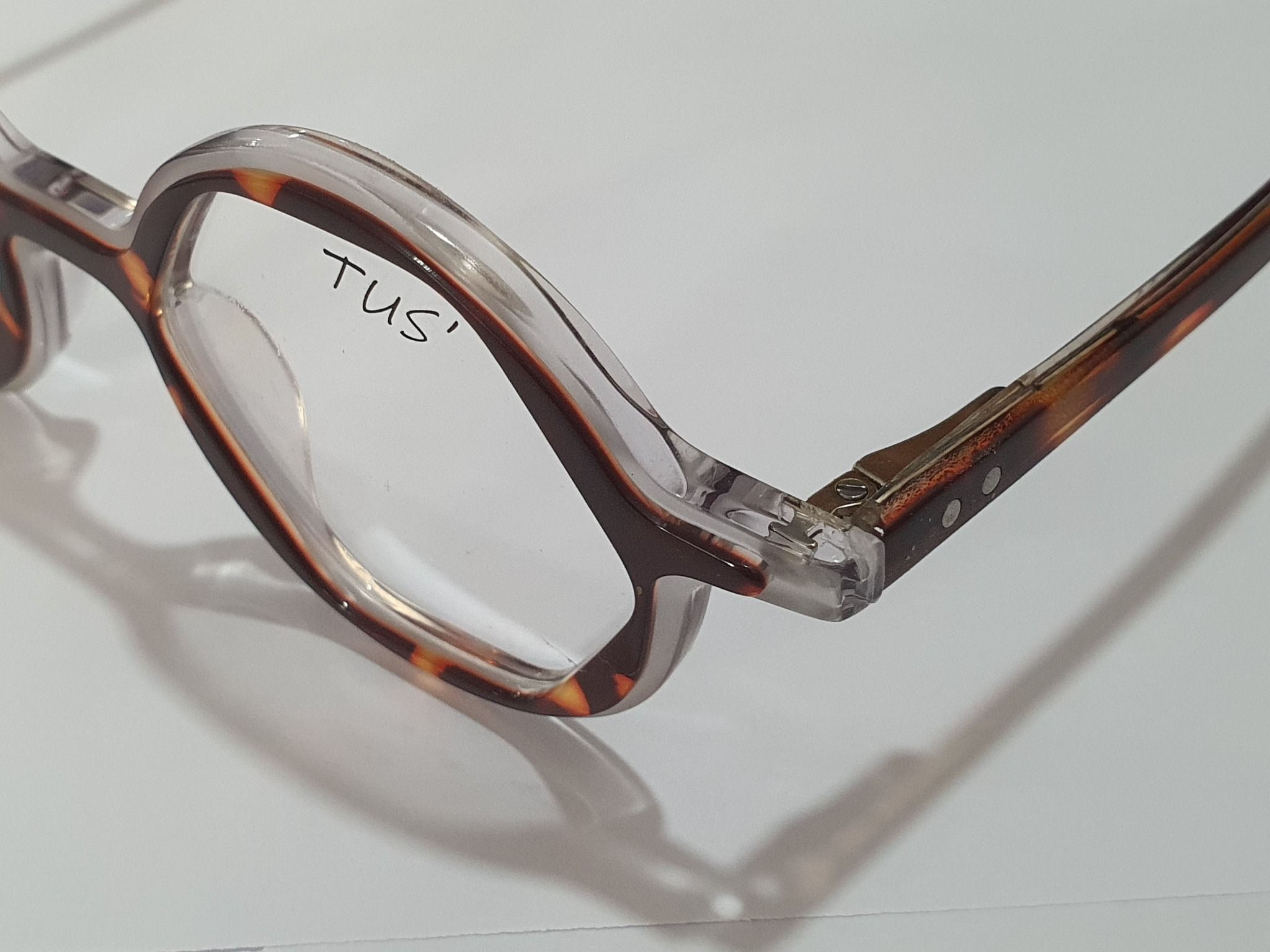  Gọng nhựa Tus' dáng tròn ngoài tròng lục giác FG 1212 