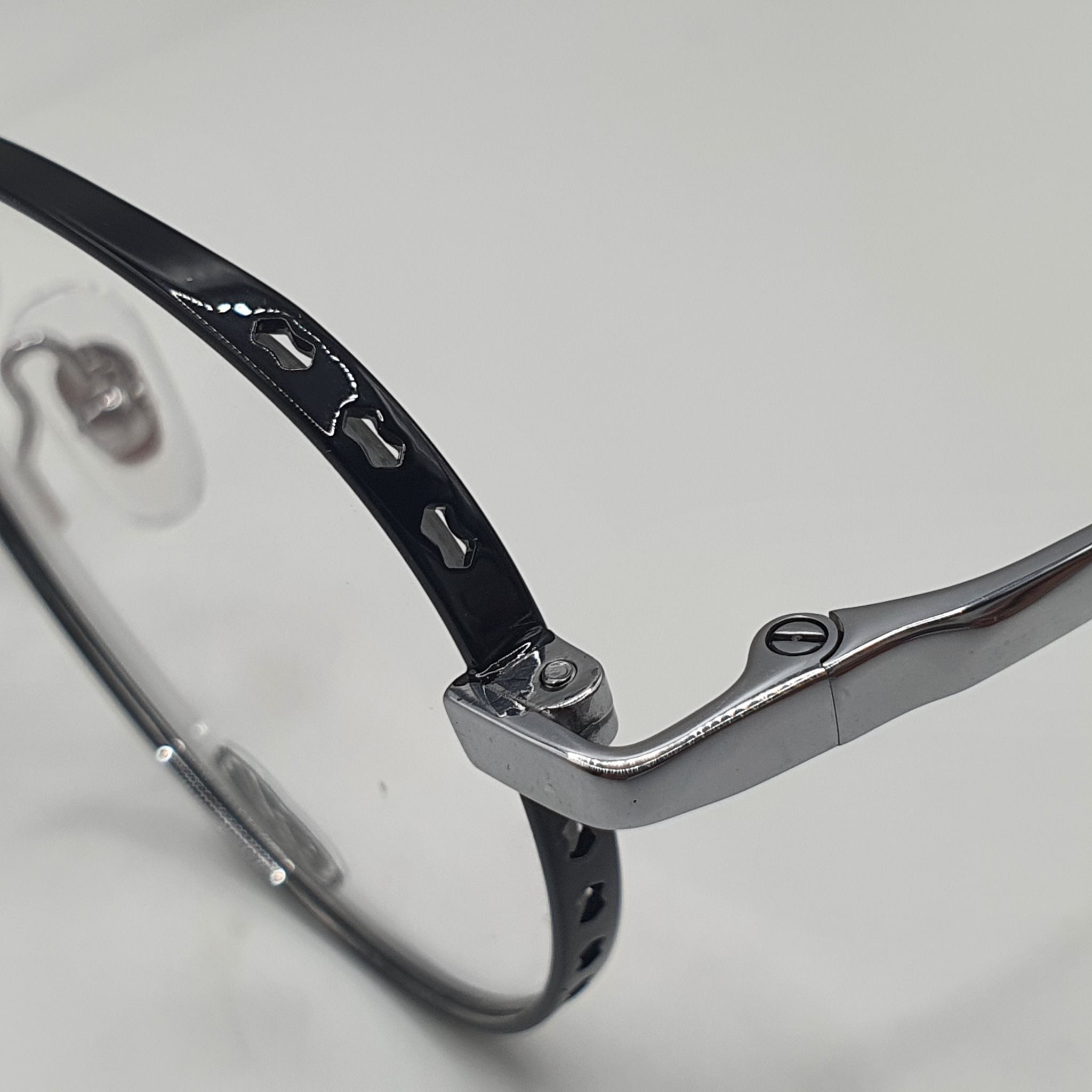  Gọng Xi Titanium L 1486 tròn lai ovan optical frame. 